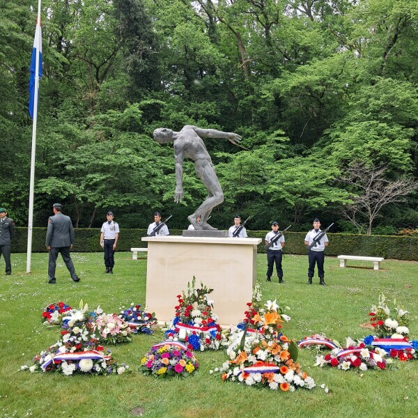 De jaarlijkse dodenherdenking op 4 mei jl. op het Nederlandse Ereveld in Orry-La -Ville, ten Noorden van Parijs